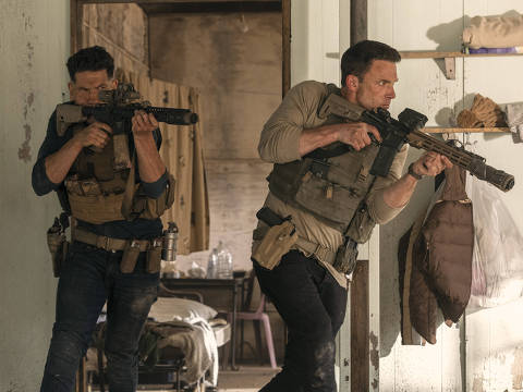 Os personagens Brax (Jon Bernthal) e Christian Wolff (Ben Affleck) em cena do filme O Contador 2