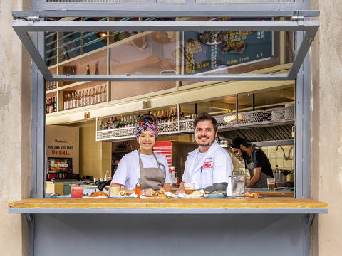 Julia Tricate e Gabriel Coelho, chefs do De Primeira Botequim, na Vila Madalena