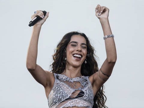 SÃO PAULO - SP - BRASIL - 03.12.2023 - 17h00: PRIMAVERA SOUND. A cantora brasileira Marina Sena se apresenta no palco Barcelona durante o segundo dia do Primavera Sound, festival de música realizado no autódromo de Interlagos. (Foto: Adriano Vizoni/Folhapress, ILUSTRADA) *** EXCLUSIVO FSP ***