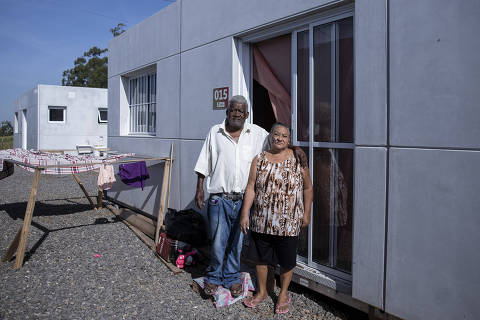 ARROIO DO MEIO, RS, BRASIL, 22-04-2025: Retrato de Reni da Rosa, 66, e Noemia da Rosa, 65, que perderam a casa na enchente que atingiu o bairro Navegantes, em Arroio do Meio (RS), na passagem de abril para maio de 2024. Um ano após a tragédia, o casal vive em uma moradia temporária e lamenta as condições enfrentadas atualmente. (Foto: Eduardo Anizelli/ Folhapress, AGÊNCIA) ***EXCLUSIVO***