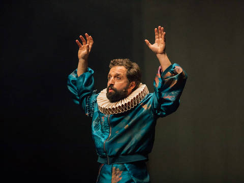 Gregorio Duvivier na peça 'O Céu da Língua'