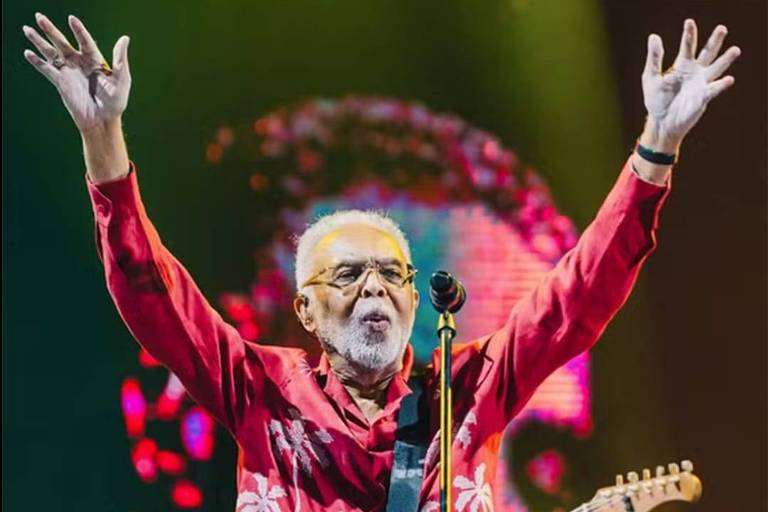 gilberto gil no palco de braços abertos