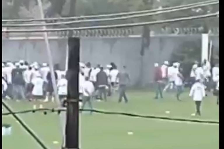 Torcedores organizados do Santos invadem CT Rei Pelé para cobrar atletas