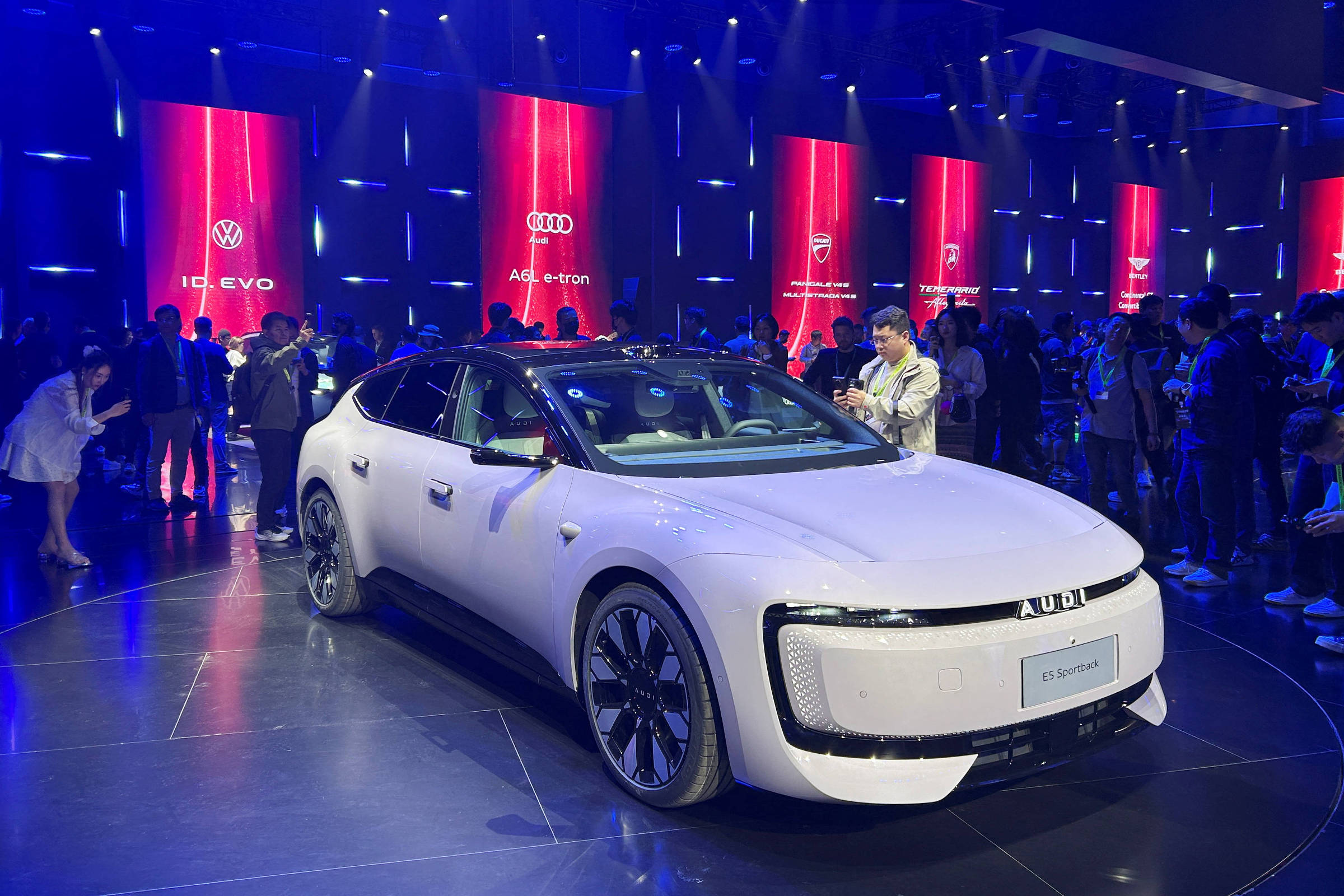 Em baixa na China, Audi estreia marca em letras maiúsculas e apresenta novo elétrico