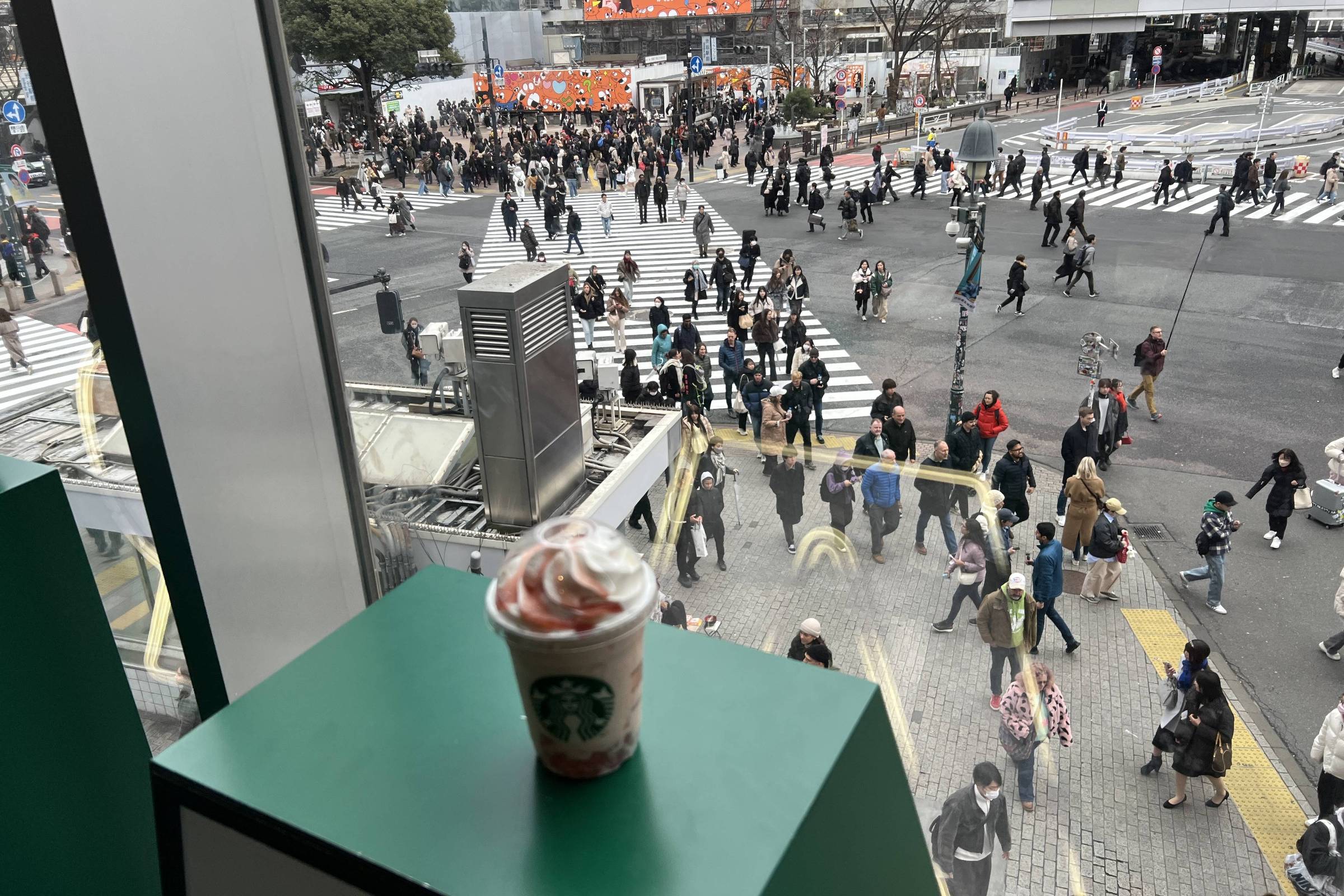 Cafeteria com vista para famoso cruzamento de Tóquio é uma cilada