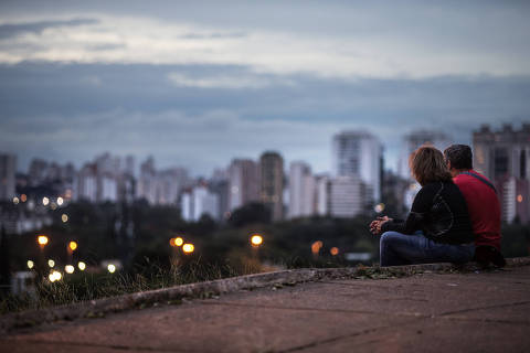SAO PAULO, BRASIL - 26-04-2016: FRIO - CLIMA: Praca do Por do Sol em Pinheiros. Previsao de queda de temperatura para a quarta-feira em SP. (Diego Padgurschi /Folhapress -  (COTIDIANO)