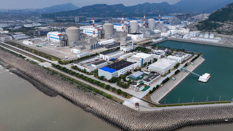 (240619) -- NANJING, June 19, 2024 (Xinhua) -- An aerial drone photo taken on June 19, 2024 shows a view of the Tianwan Nuclear Power Station in Lianyungang City, east China's Jiangsu Province. China has successfully completed a project aimed at transporting steam generated by a nuclear power station to a petrochemical base. The project is designed to help reduce carbon emissions and explore collaborative energy utilization in nuclear and traditional industries.
   TO GO WITH 