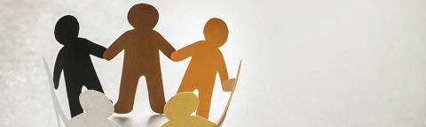 Paper people holding hands on light background. Unity concept - (Photo: New Africa/Adobe Stock) DIREITOS RESERVADOS. NÃO PUBLICAR SEM AUTORIZAÇÃO DO DETENTOR DOS DIREITOS AUTORAIS E DE IMAGEM