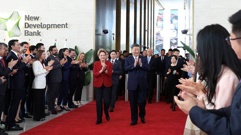 Chinese President Xi Jinping applauds next to Dilma Rousseff, President of New Development Bank, as he visits the multilateral bank of BRICS member nations, in Shanghai, China April 29, 2025. cnsphoto via REUTERS   ATTENTION EDITORS - THIS IMAGE WAS PROVIDED BY A THIRD PARTY. CHINA OUT. ORG XMIT: PEK01