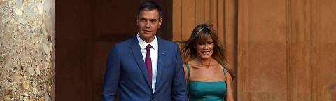 (FILES) Spain's acting Prime Minister Pedro Sanchez and his wife Begona Gomez arrive at Carlos V Palace, at the Alhambra Palace in Granada, southern Spain on October 5, 2023 during the European Political Community summit. Prime Minister Pedro Sanchez's wife testifies before a judge on July 5, 2024 as part of a preliminary corruption probe into her business ties in a case that has complicated life for the Spanish leader. (Photo by JORGE GUERRERO / AFP)