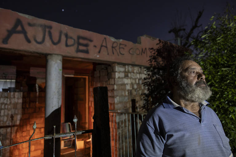 Parte superior da moradia do aposentado foi derrubada pela água