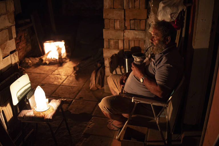 Mesmo sem luz, João da Silva segue morando em sua casa no Navegantes, que foi bastante destruída