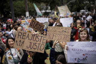 ATO DE PAIS EM APOIO A GREVE DE PROFESSORES MUNICIPAIS