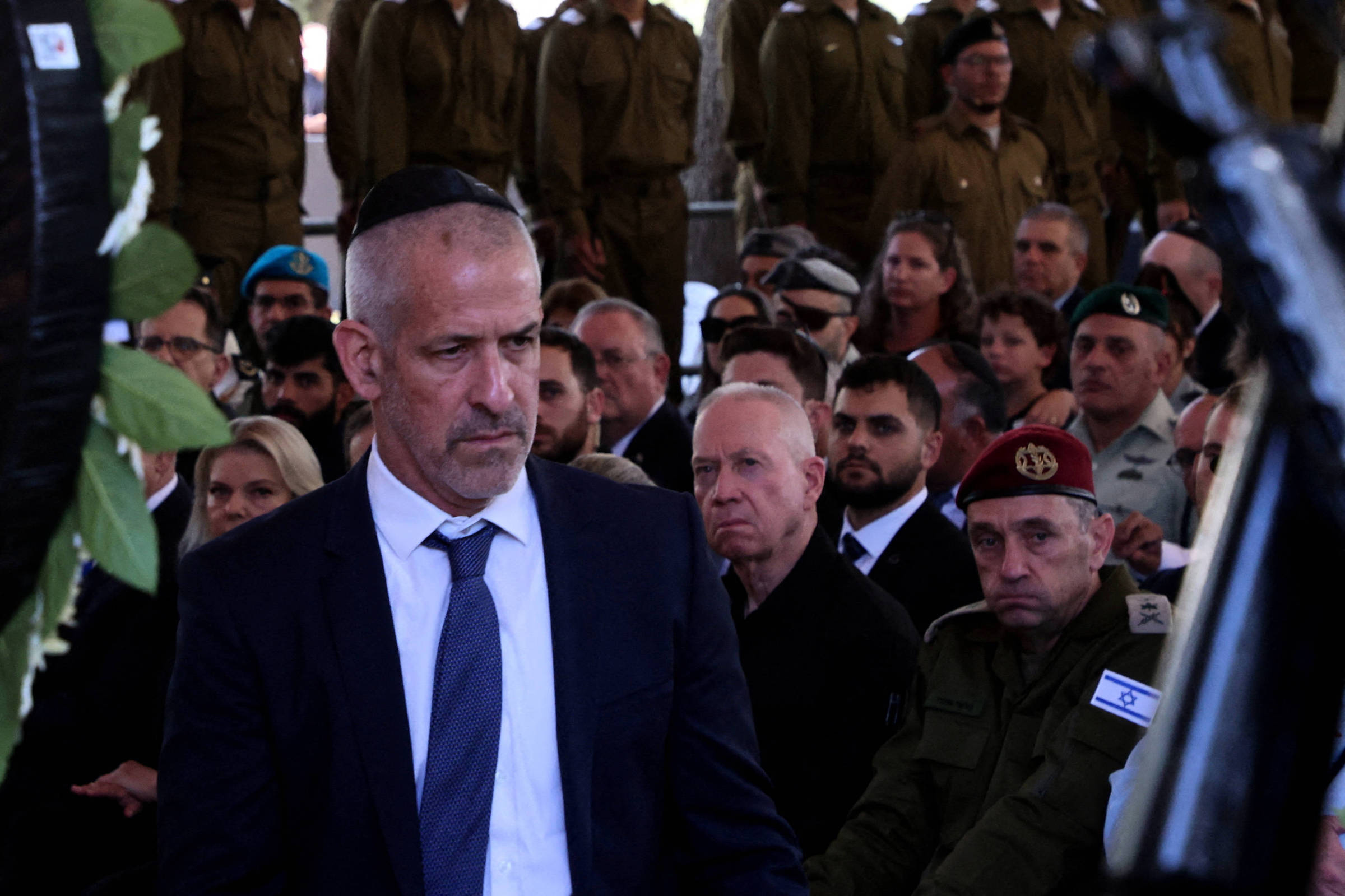 Netanyahu manobra e recua de demissão de chefe de segurança de Israel um dia após renúncia do funcionário