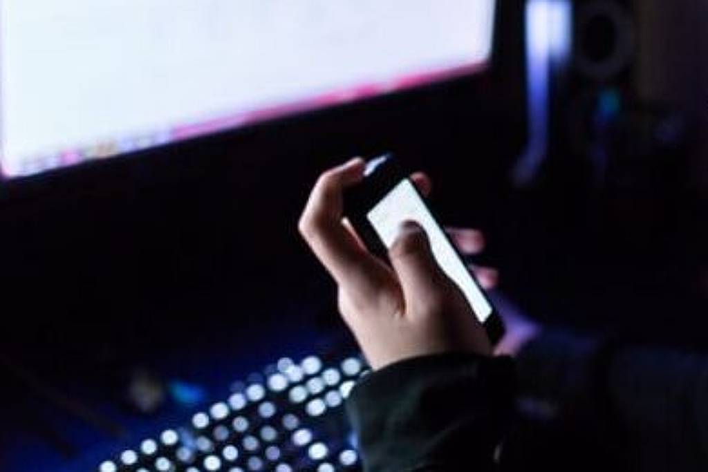 Pai escreve livro sobre grupo online que incentivou mutilação e abuso da filha de 13 anos