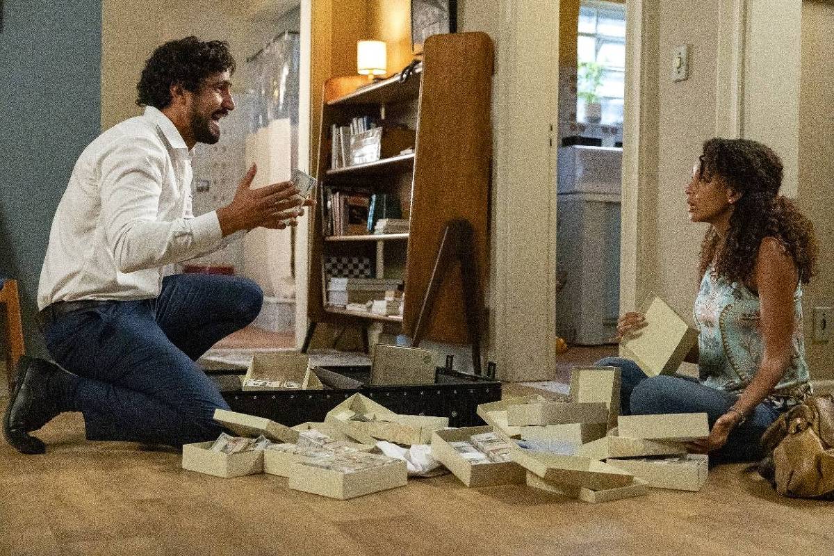 Raquel e Ivan descobrem mala cheia de dólares em 'Vale Tudo'; saiba como será a cena
