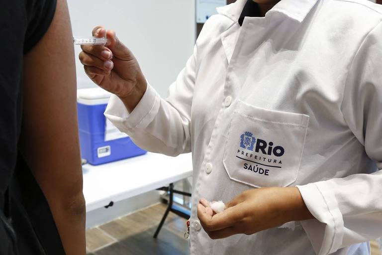 Vacinação contra Covid é suspensa no Rio à espera de nova versão da dose