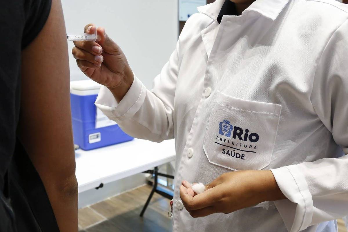 Vacinação contra Covid é suspensa no Rio à espera de nova versão da dose