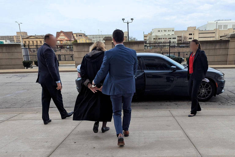Juíza detida pelo FBI por ajudar imigrante é suspensa por corte de Wisconsin