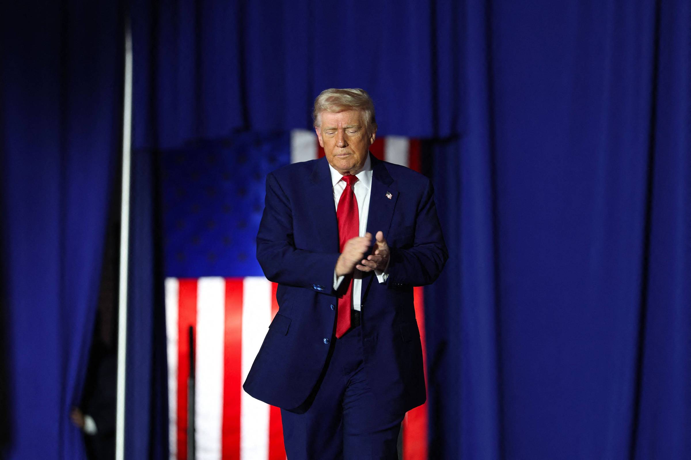 Escritórios de advocacia de elite se curvam a Trump e aceitam trabalhar de graça