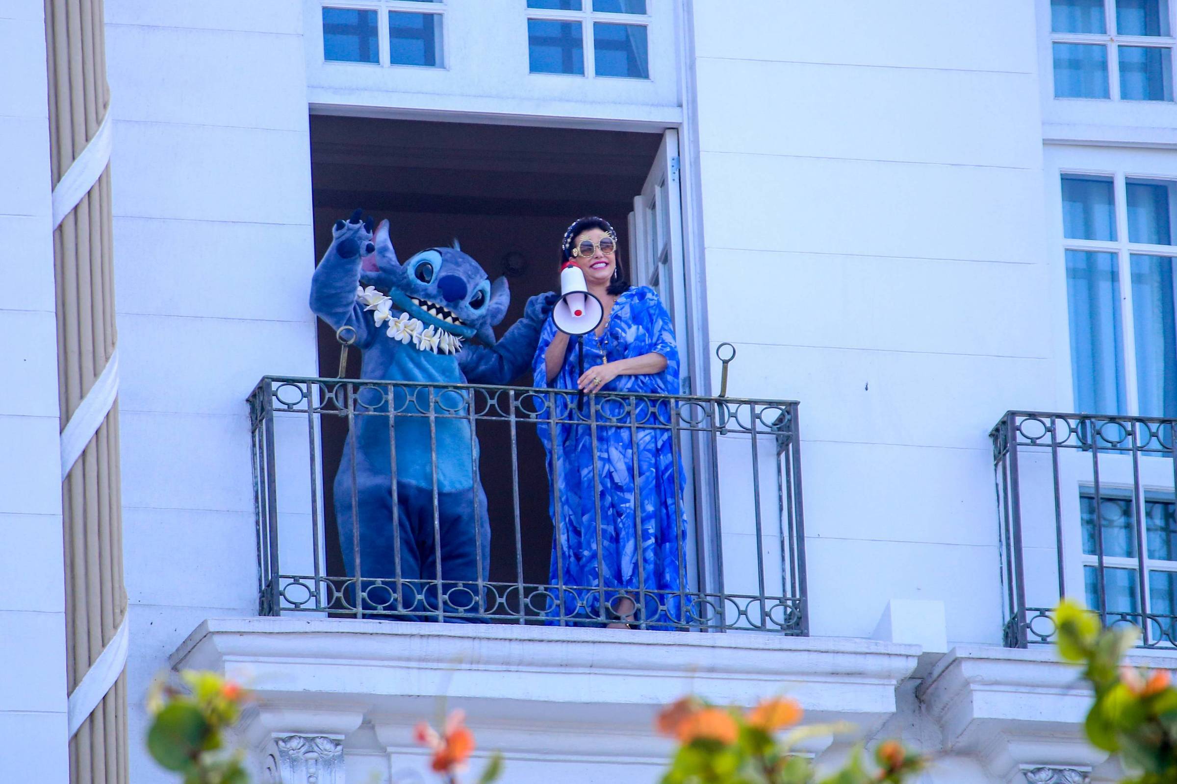 Narcisa aparece com Stitch na sacada do Copacabana Palace e fãs gritam: 'Chama a Lady Gaga'