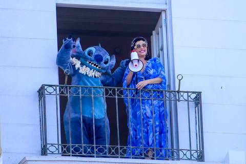 Narcisa posa ao lado de monstrinho em ação de marketing no Copacabana Palace