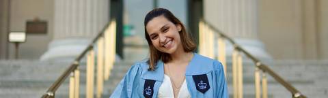 Luiza Vilanova em sua formatura na universidade Columbia, em Nova York