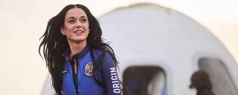 Katy Perry se sentiu 'massacrada' por críticas à viagem ao espaço
Katy Perry caminhando após viagem ao espaço da Blue Origin. Ela usa um macacão azul
Katy Perry disse que a internet tentou fazer dela uma 