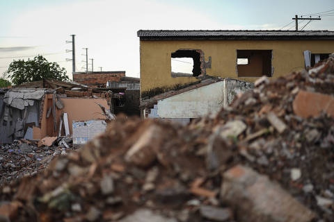PORTO ALEGRE, RS - 15/04/2025 - Tragédia climática no RS completa 1 ano e recriamos algumas fotos feitas no ano passado. Na foto, vestígios no bairro Sarandi, um dos mais atingidos com o rompimento do dique. Algumas casas já foram derrubadas para reforço da estrutura. FOTO: Carlos Macedo/Folhapress). ***Exclusivo Folha de S.Paulo*** ORG XMIT: Fotógrafo