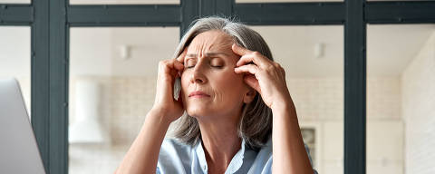 Tired stressed old mature business woman suffering from headache at work. Upset sick senior middle aged lady massaging head feeling migraine from overwork or menopause using computer at home office. - (Photo: insta_photos/Adobe Stock) DIREITOS RESERVADOS. NÃO PUBLICAR SEM AUTORIZAÇÃO DO DETENTOR DOS DIREITOS AUTORAIS E DE IMAGEM
