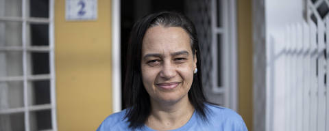 LAJEADO, RS, BRASIL, 24-04-2025: Retrato da enfermeira Patrícia da Rocha, 47, que perdeu a mãe e tem um irmão desaparecido um ano após as enchentes no Rio Grande do Sul. A mãe e o irmão dela viviam no município de Relvado. Durante a tragédia, Patrícia ainda perdeu a casa onde vivia no bairro Navegantes, em Arroio do Meio. Com isso, ela e o marido tiveram de alugar um sobrado na cidade vizinha de Lajeado. Os dois cuidam de um filho com autismo. (Foto: Eduardo Anizelli/ Folhapress, AGÊNCIA) ***EXCLUSIVO***