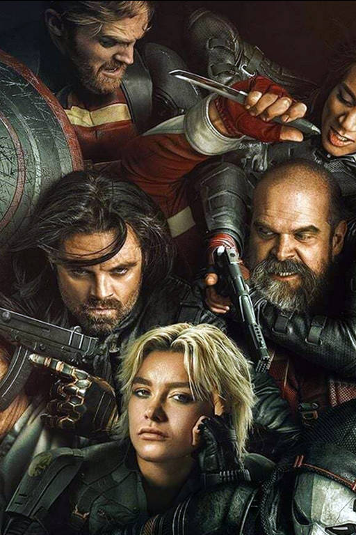 A imagem apresenta um grupo de personagens em uma cena de ação intensa. Eles estão em uma composição dinâmica, com armas visíveis, incluindo pistolas e uma espada. Os personagens têm expressões sérias e determinadas, e estão em uma posição que sugere movimento e tensão. O fundo é escuro, destacando os detalhes dos trajes e armas dos personagens.