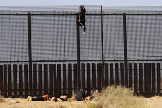 People try to cross into U.S. through border wall in Sunland Park
