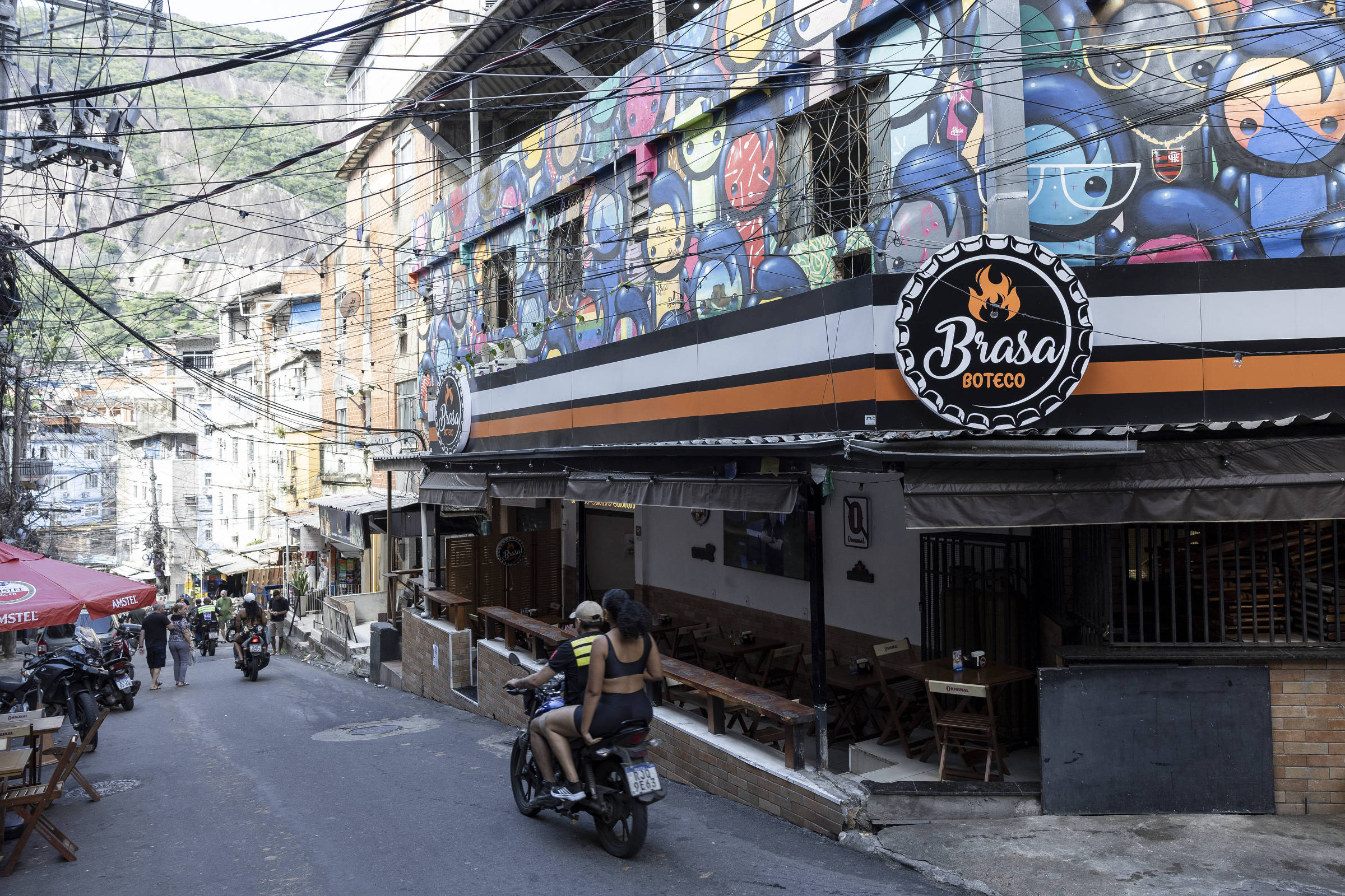 Ex-diretor da Americanas relata dificuldade de emprego e abre bar na Rocinha