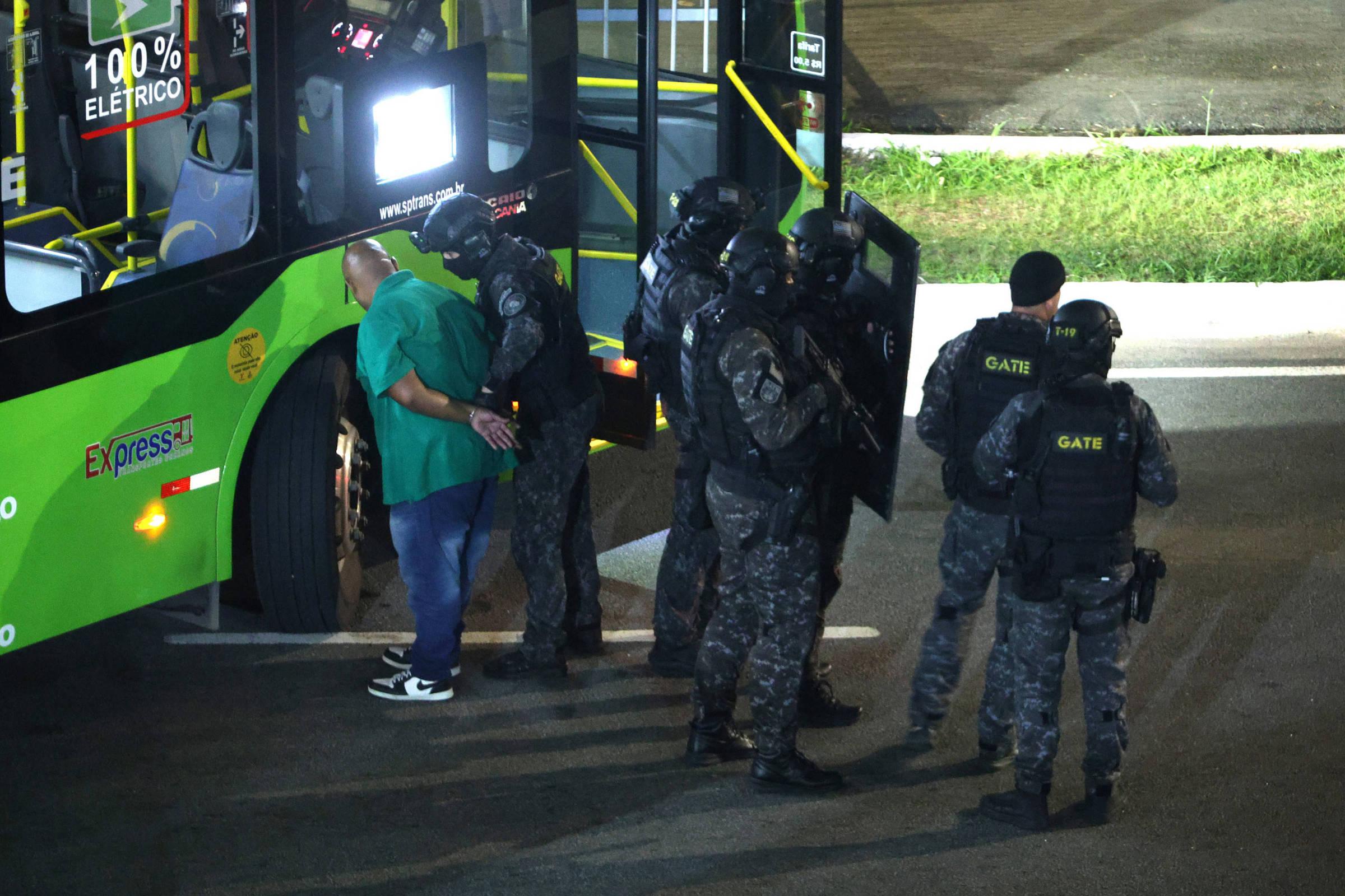 Sequestrador se entrega após fazer motorista de ônibus refém na zona leste de SP