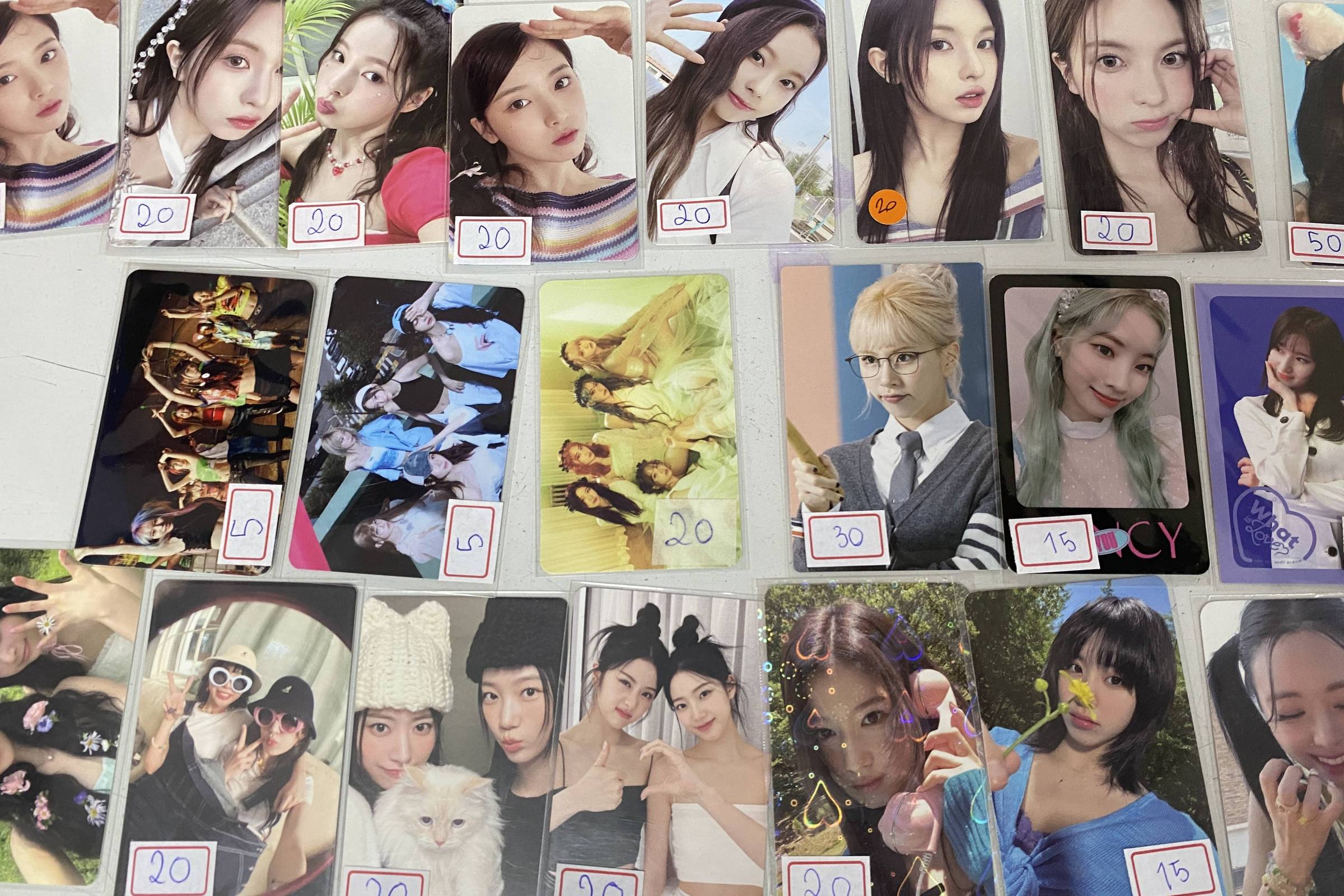 Photocards, cartões com selfies de ídolos de k-pop, viram item colecionável