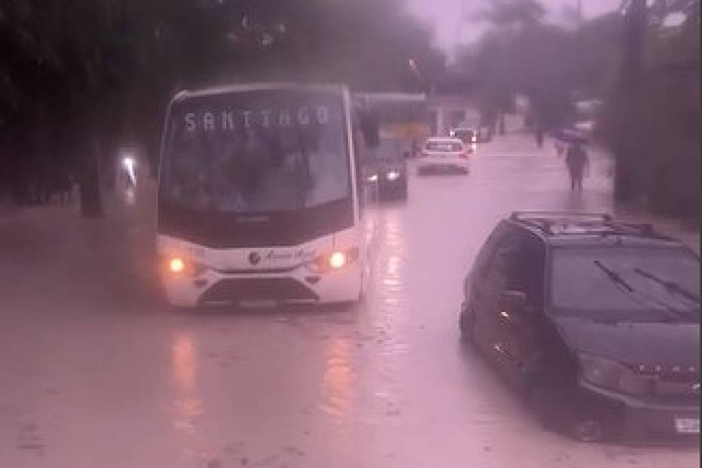 Chuvas causam alagamentos e deixam 117 cidades em alerta na Bahia