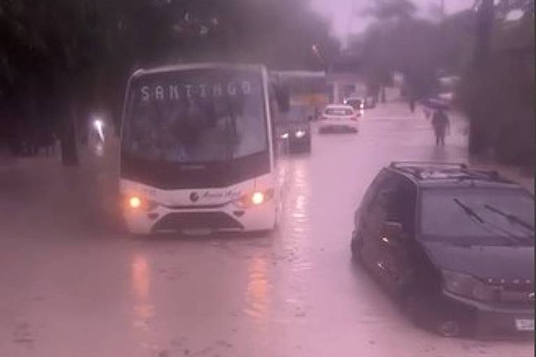 Chuvas causam alagamentos e deixam 117 cidades em alerta na Bahia