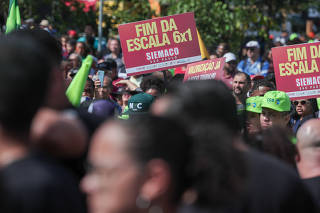 Placas contra a escala 6x1 durante ato do 1º de Maio das centrais sindicais na praça Campo de Bagatelle