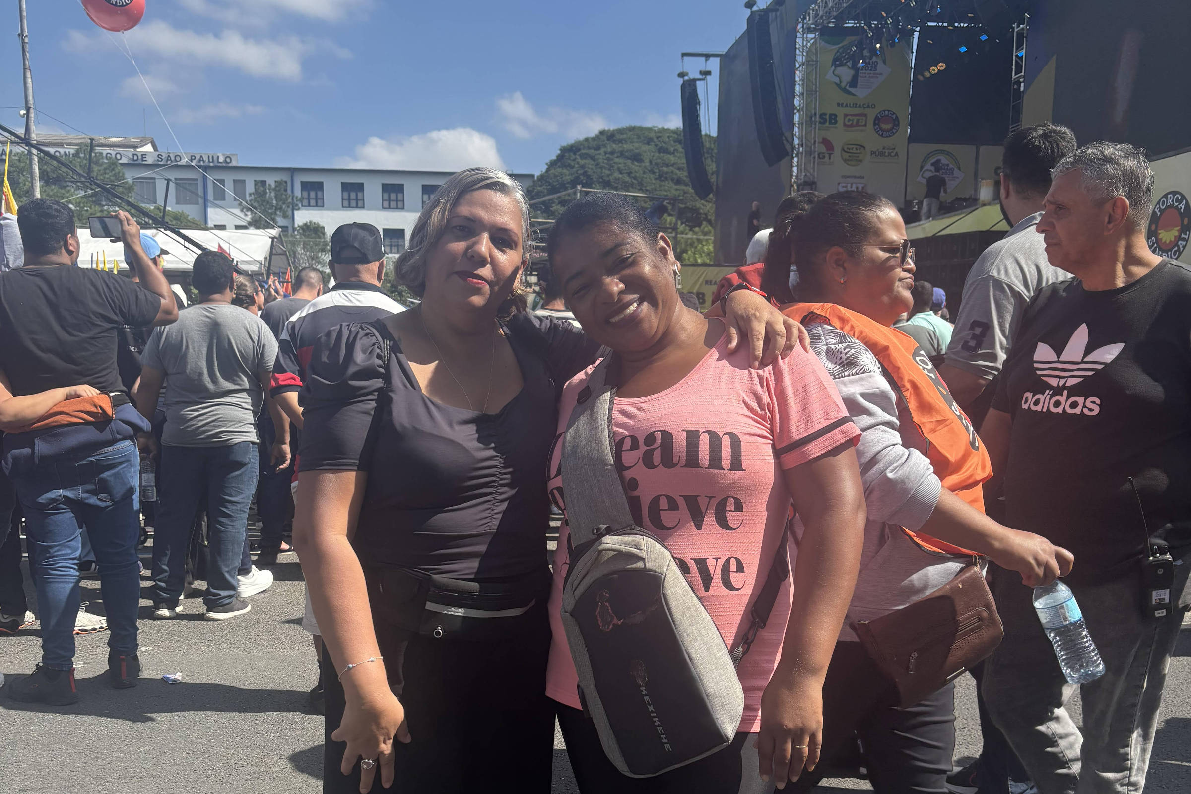Faltam salário justo e plano de carreira, dizem trabalhadores durante o 1º de Maio