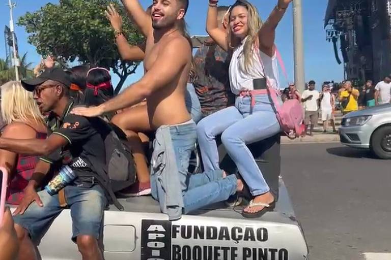 Lady Gaga: Carro temático tenta atrair a atenção da cantora em frente ao Copacabana Palace
