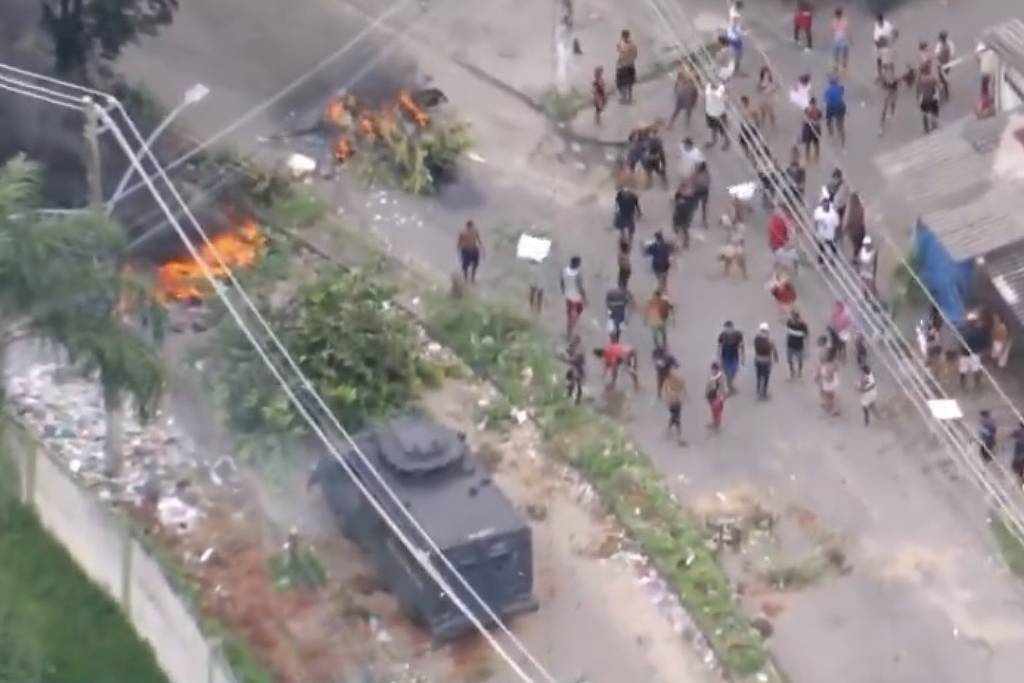 Grupo fecha vias em protesto contra suposta morte de morador em comunidade no RJ