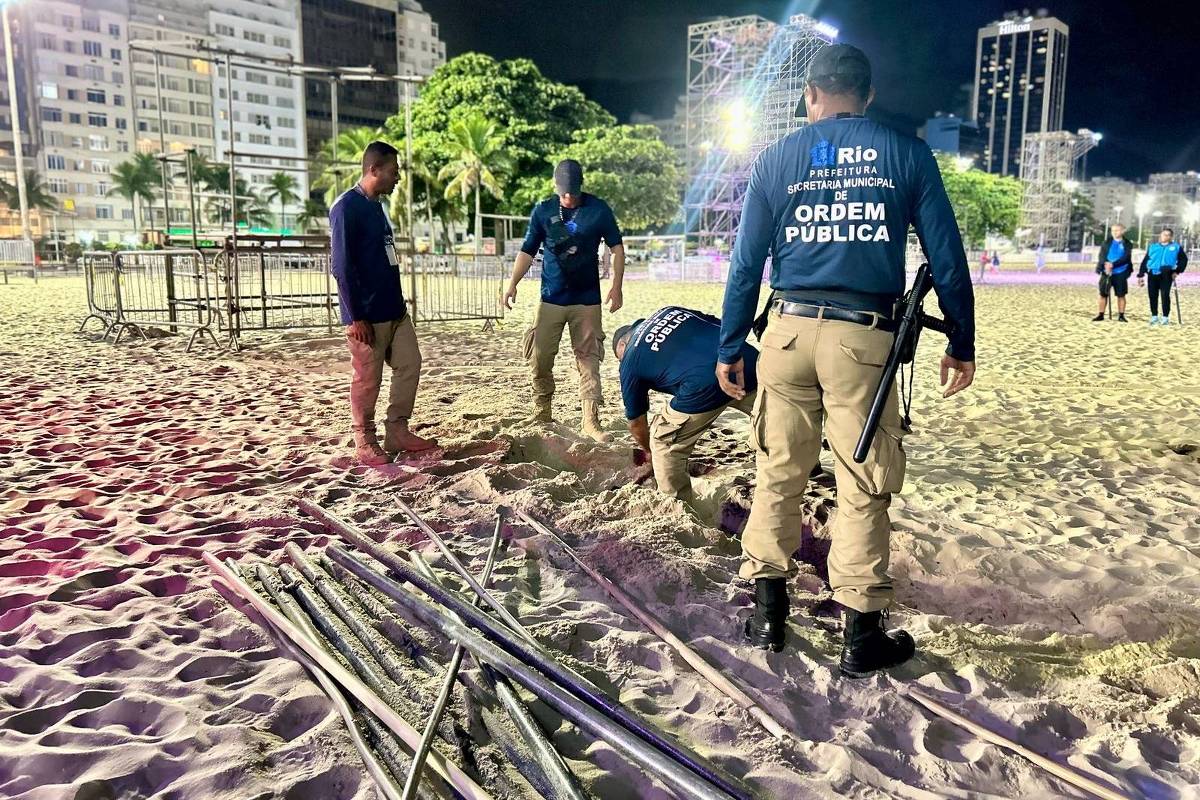 Operação apreende barraca enterrada na areia em Copacabana antes de show de Lady Gaga