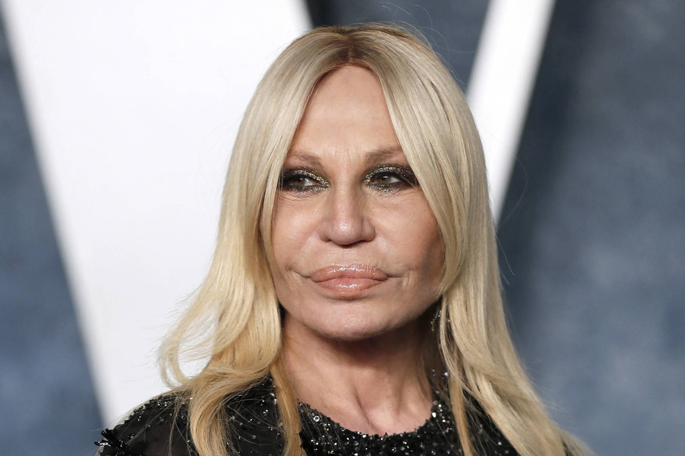 Donatella Versace chega aos 70 anos com legado fashion próprio e longe da sombra do irmão