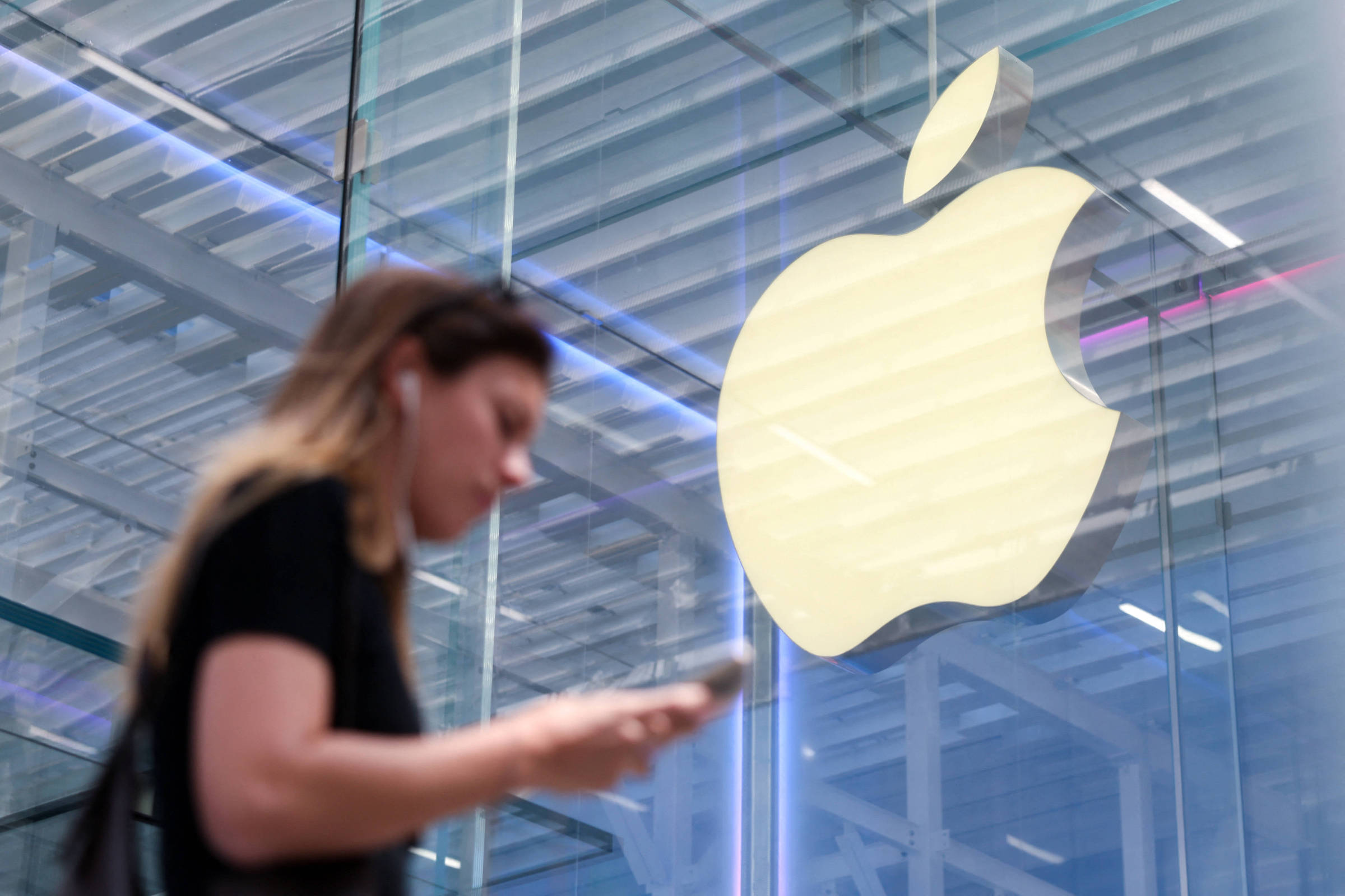 Apple registra vendas decepcionantes na China e alerta sobre tarifas pesadas de Trump