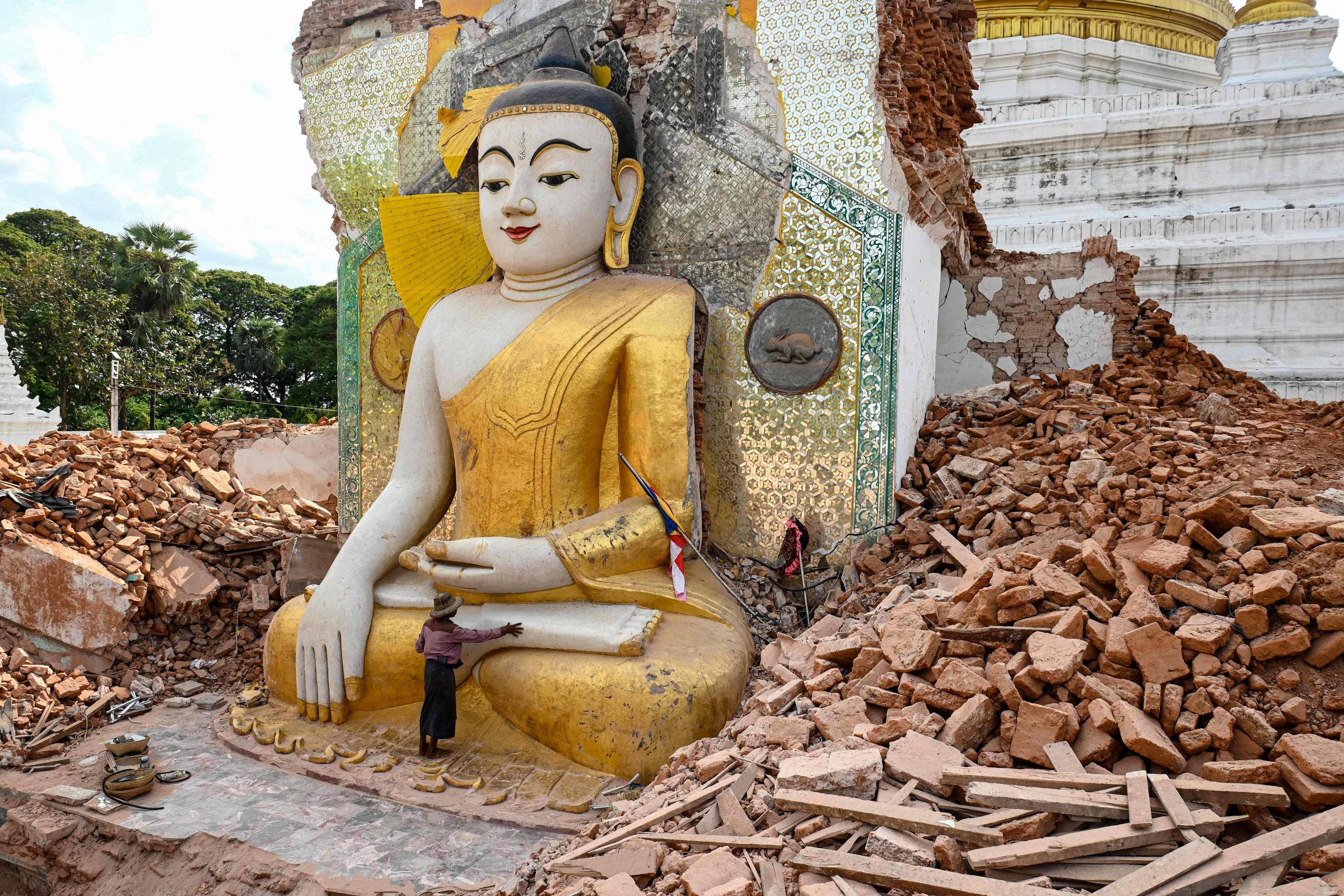 Estátuas e templos seculares foram destruídos pelo terremoto em Mianmar