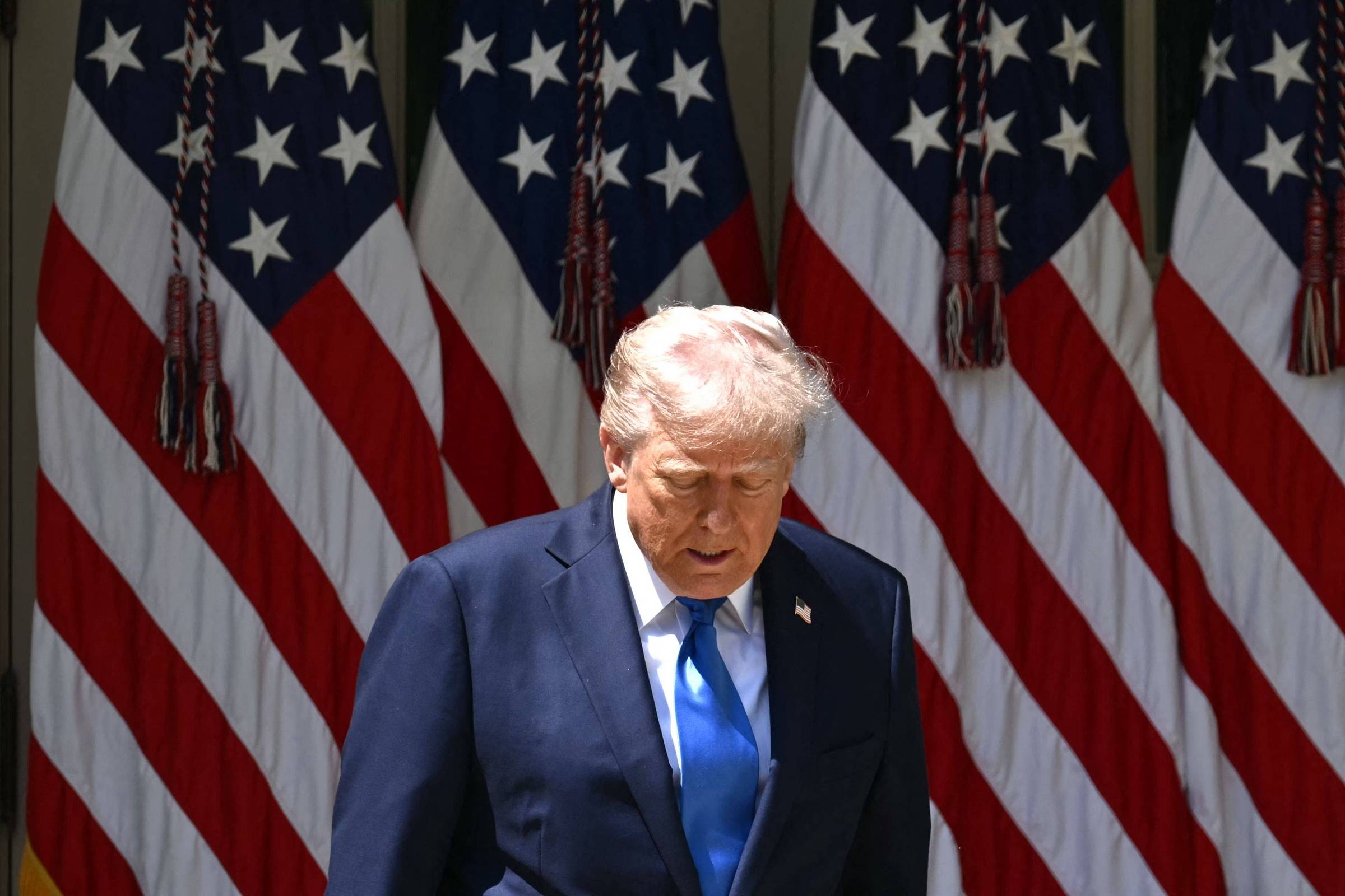 Trump assina decreto para cortar financiamento de NPR e PBS
