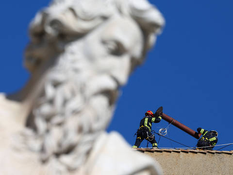 Firefighters work to set a chimney on the roof of the Sistine Chapel, ahead of the conclave, at the Vatican May 2, 2025. REUTERS/Guglielmo Mangiapane ORG XMIT: LIVE