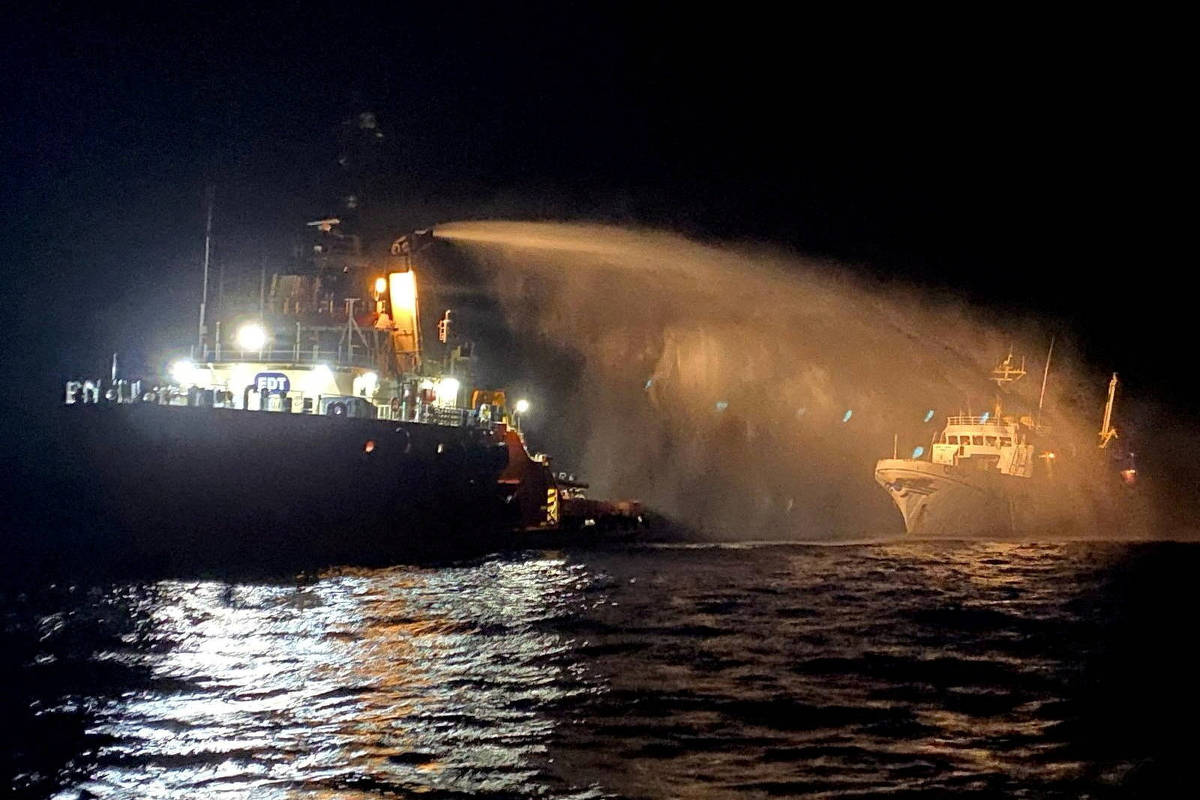 Bombardeio contra navio com ajuda humanitária a Gaza provoca incêndio, diz ONG; veja vídeo