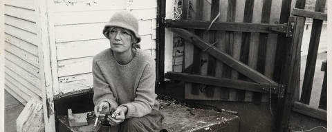 Eve Babitz wearing a hat, smoking. 1983. .Credit  (The Huntington Library, Art Museum, and Botanical Gardens) DIREITOS RESERVADOS. NÃO PUBLICAR SEM AUTORIZAÇÃO DO DETENTOR DOS DIREITOS AUTORAIS E DE IMAGEM